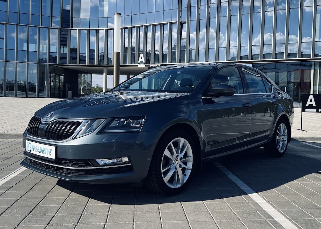 Аренда Skoda Octavia в Минске без водителя вид сбоку